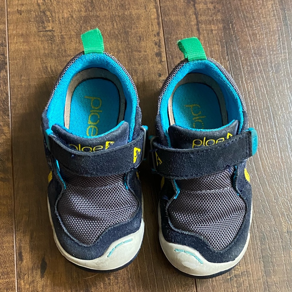 Plae shoes 6.5 youth (toddler)
